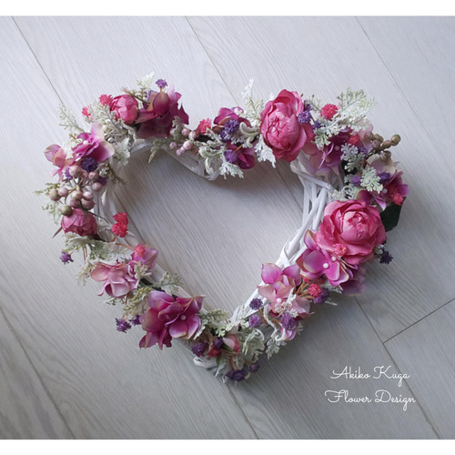ソラ♡ハート型♡苺フルーツ　フラワーリース ハートのリース赤紫（白いハートのリース枠） アートフラワー