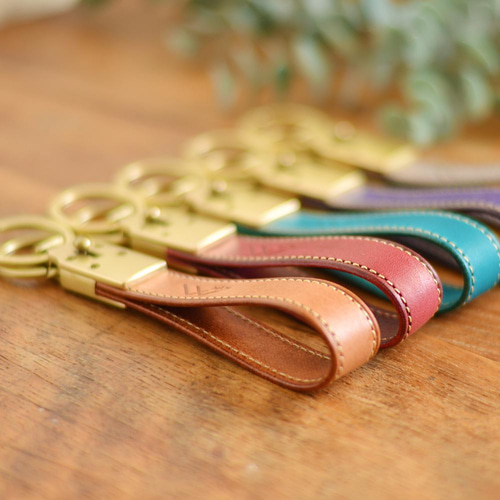 取り外し自由自在！《選べるカラー・名入れ》こだわり金具の牛ヌメ革  
