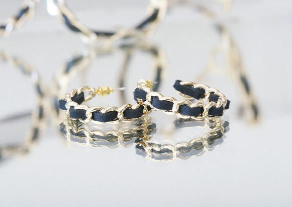 Bicolor Metal Chain Hoop Earrings[Gold x Black] 1枚目の画像