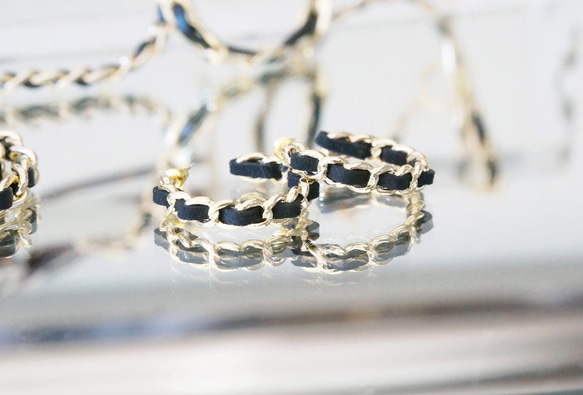 Bicolor Metal Chain Hoop Earrings[Gold x Black] 3枚目の画像