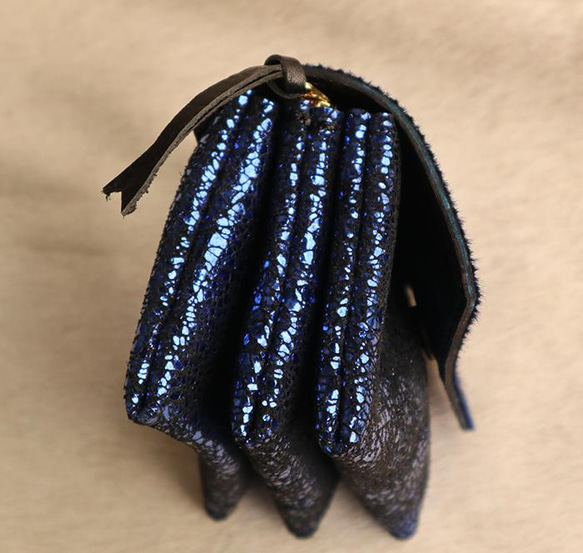 3層のハラコ革とひび割れたようなブルーの革で作る財布/3miru-harako 5枚目の画像