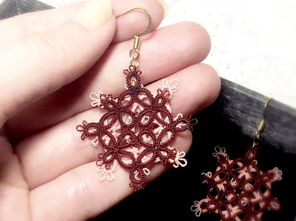 《tatting》絹糸レース×伝統色　襲の色目『紅躑躅』　ふた色かさねピアス/イヤリング 5枚目の画像