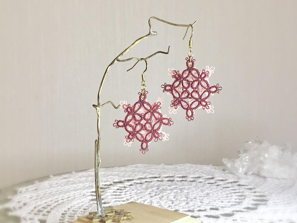 《tatting》絹糸レース×伝統色　襲の色目『紅躑躅』　ふた色かさねピアス/イヤリング 2枚目の画像