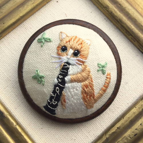 茶トラ猫とクラリネット♫刺繍ブローチ☆動物楽器シリーズ8