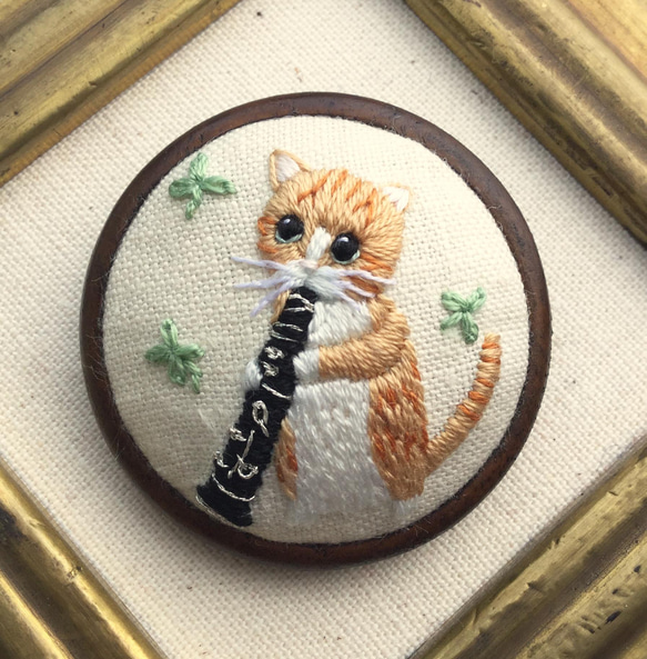 茶トラ猫とクラリネット♫刺繍ブローチ☆動物楽器シリーズ8 2枚目の画像