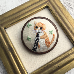 茶トラ猫とクラリネット♫刺繍ブローチ☆動物楽器シリーズ8 1枚目の画像