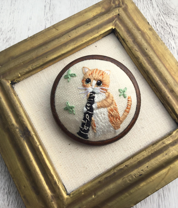 茶トラ猫とクラリネット♫刺繍ブローチ☆動物楽器シリーズ8 1枚目の画像
