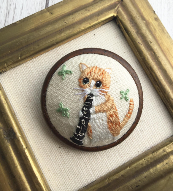 茶トラ猫とクラリネット♫刺繍ブローチ☆動物楽器シリーズ8 3枚目の画像