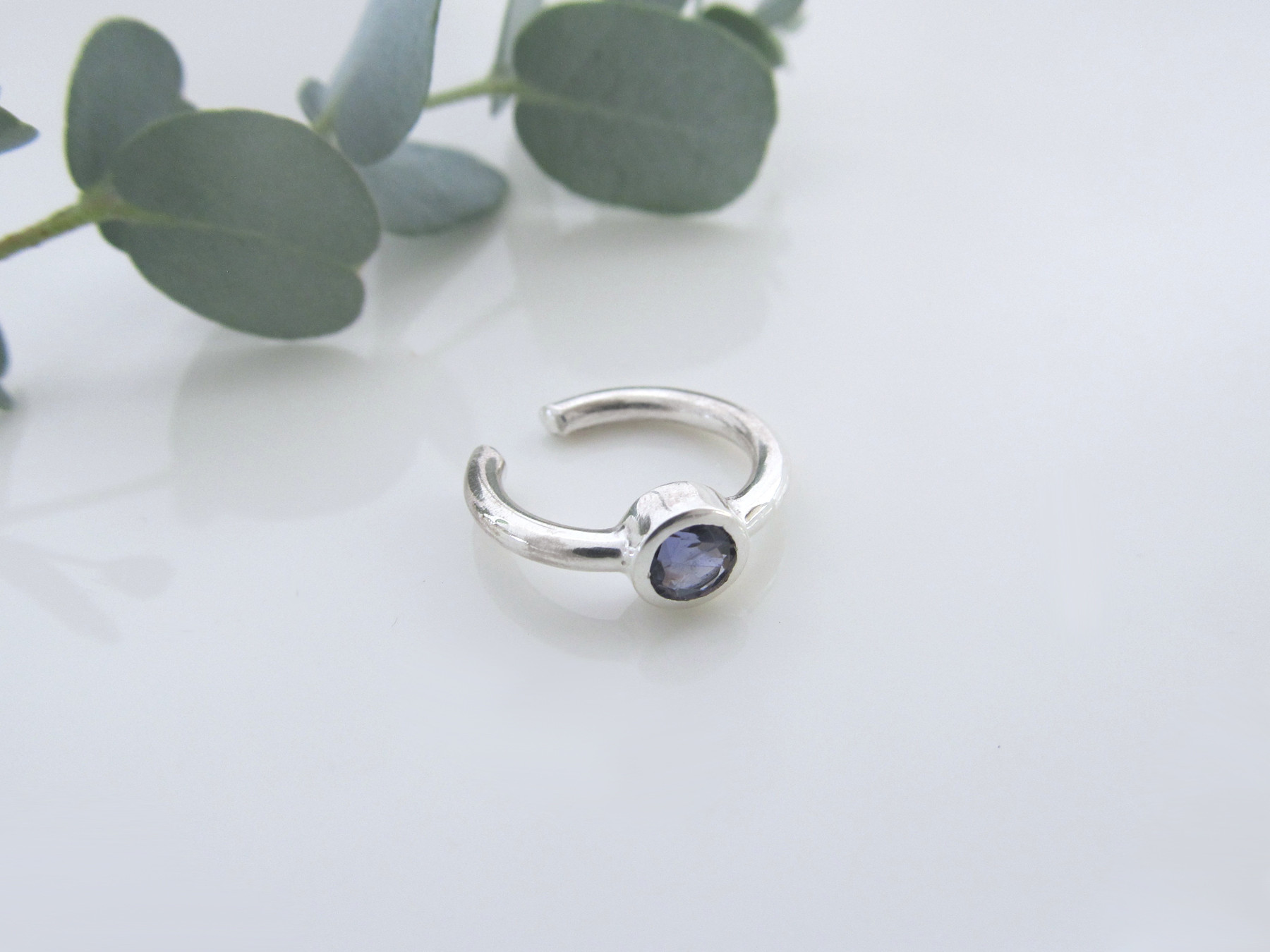 アイオライトのイヤーカフ