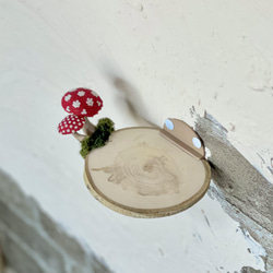 〜マリオ〜 キノコ付き　木製 飾り棚 ミニ (左から） 4枚目の画像