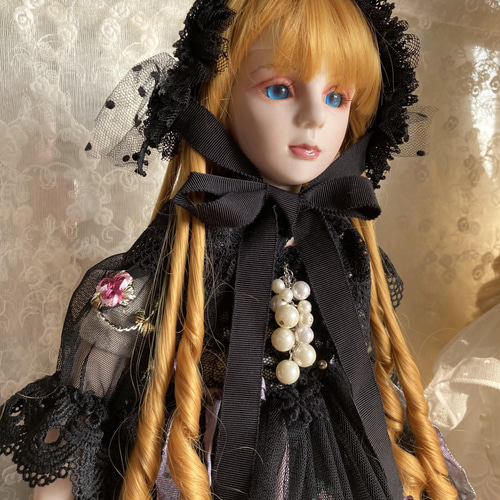 創作ビスクドール人形 黄金色の髪の黒いアンティーク風ドレスの女の子