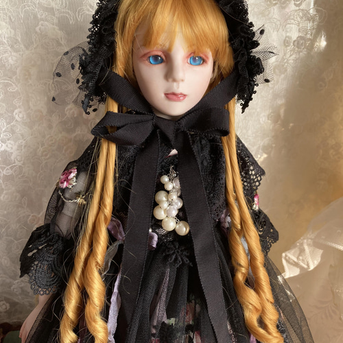 アンティークビスクドール　花模様のドレス約20cm 創作ビスクドール人形 黄金色の髪の黒いアンティーク風ドレスの女の子