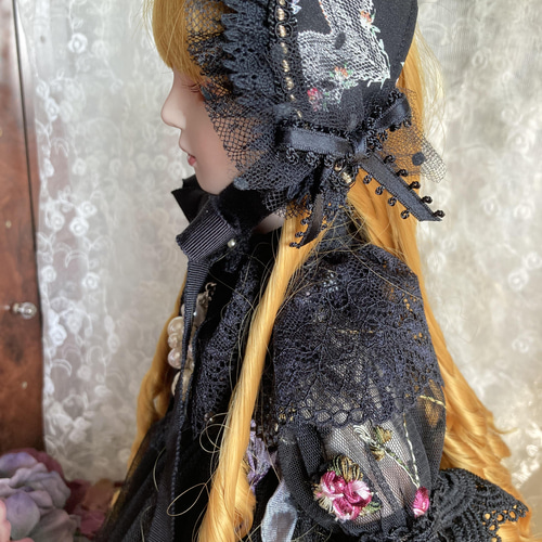 創作ビスクドール人形 黄金色の髪の黒いアンティーク風ドレスの
