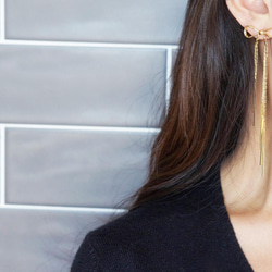 Gold Ribbon Long Chain Earrings 2枚目の画像