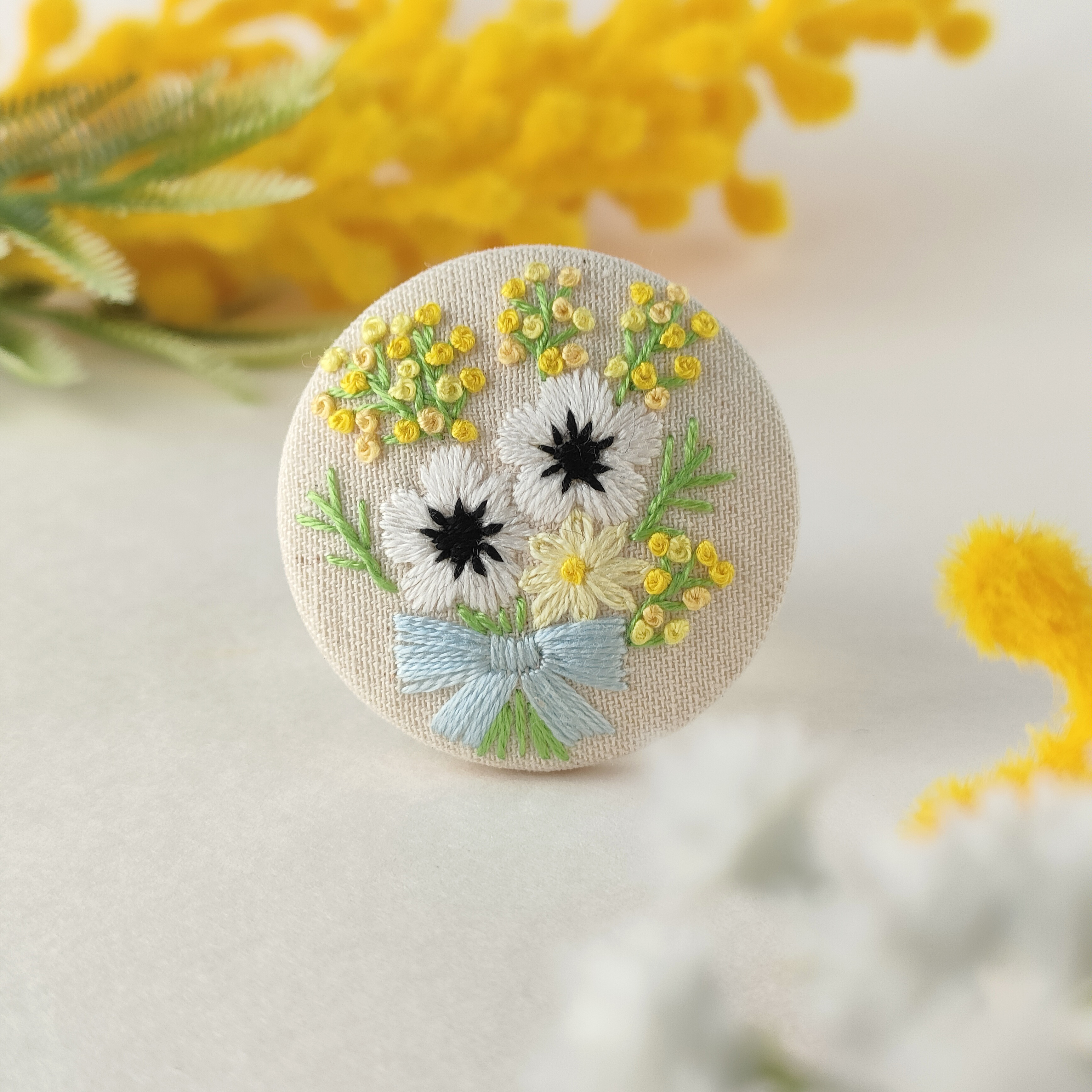 【専用】ハンドメイド　刺繍ブローチ　ヘアゴム くるみボタン③③ハンドメイド刺繍ブローチヘアゴム ブローチ