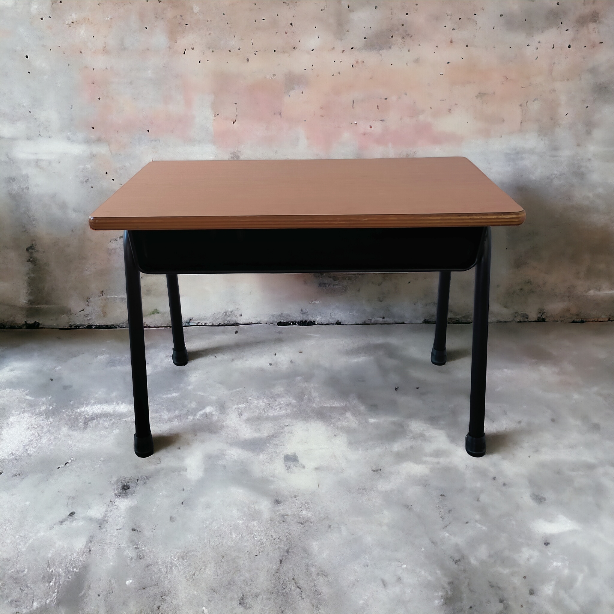 あの頃にタイムスリップ？懐かしさ溢れるローテーブル（学校机×アップサイクル×ブラウン）