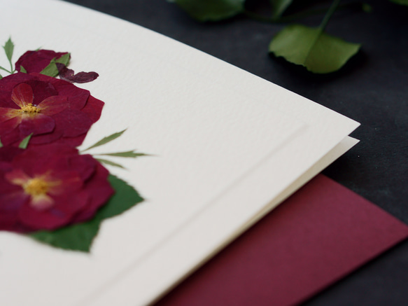 ◆選べるメッセージ◆ 押し花とカリグラフィーの少し大きめオーダーカード　本物のミニバラのカード　特別な記念日や寄せ書きに 5枚目の画像