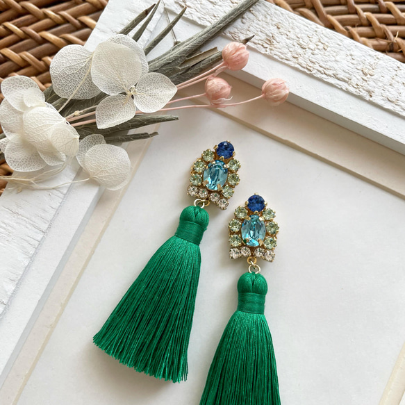 ♡ハンドメイド♡ビジューピアスイヤリング グリーン形ビジューピアスハンドメイドイヤリング変更可