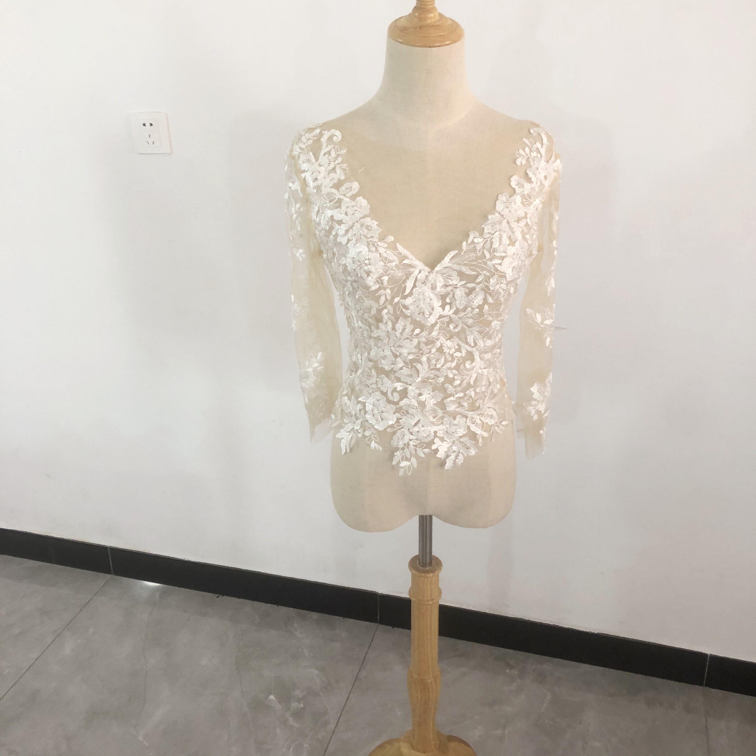 高品質   トップス ボレロ　上品透け袖  3D立体レース刺繍  くるみボタン/2次会