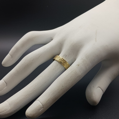 5mm幅 夕焼けに染まる水面(みなも) 太めキラキラ 槌目 真鍮リング 指輪