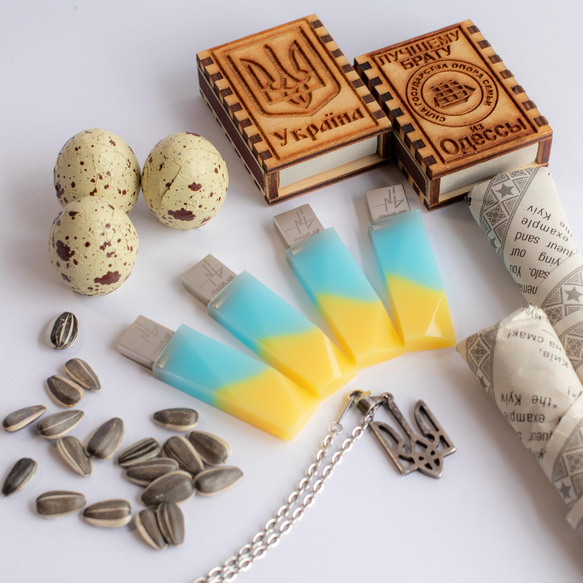 ウクライナカラーのペンダント(チャーム)&USBメモリ【Надія(ナディーヤ)】3/10売上金全額寄付完了しました 12枚目の画像