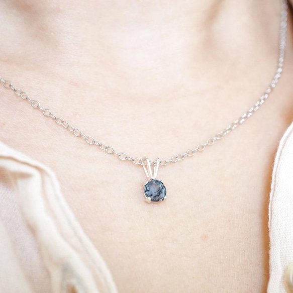 『海底に眠る』モスカイヤナイト くすみブルーの珍しい天然石 一粒ネックレス シルバー925 1枚目の画像