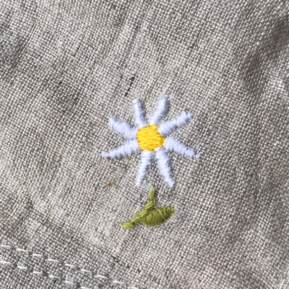 フィルターポケット付 刺繍入りリネン立体型マスク"白いお花" ナチュラル　小顔〜普通サイズ 4枚目の画像