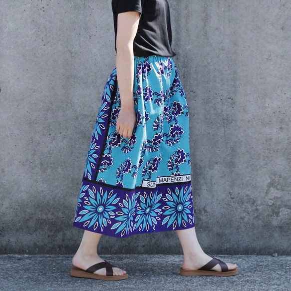 【晴れやかブルー2024】アフリカ布のギャザースカート（カンガスカート）鮮やかな色彩 サッシュベルト付き 2枚目の画像