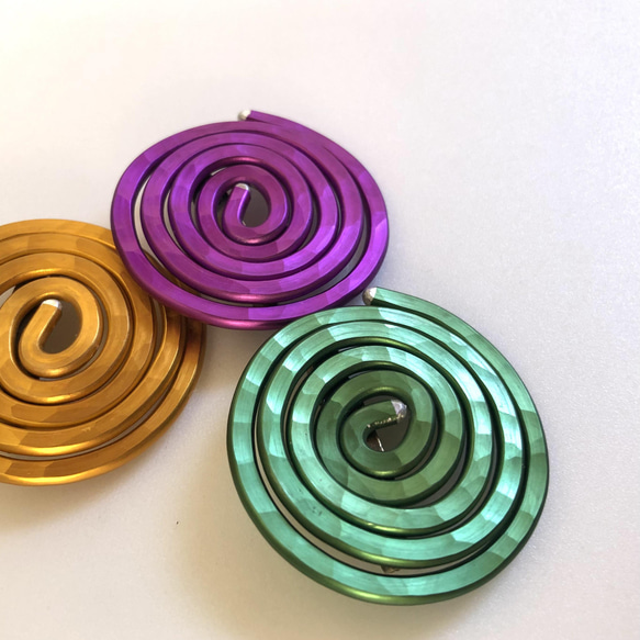 ぐるぐるブローチ（小） 1枚目の画像