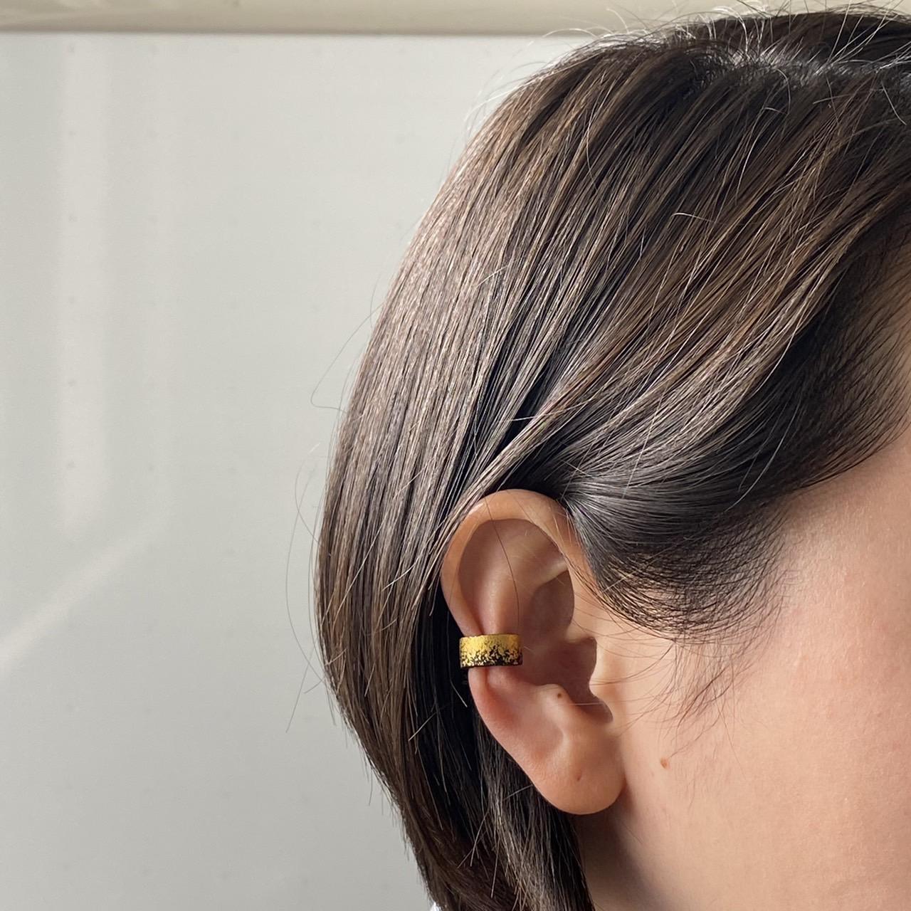 革と黒漆のイヤーカフ　　朧～おぼろ～