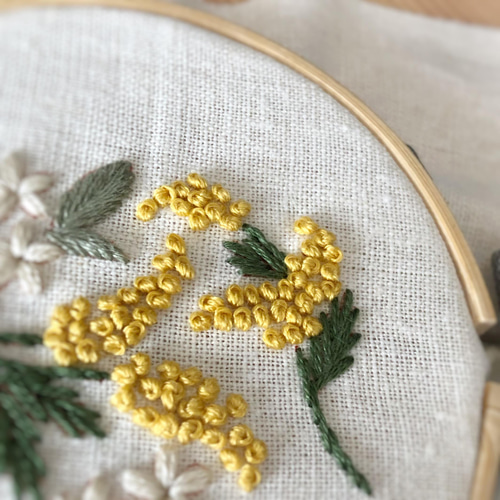ハンドメイド　刺繍ブローチ3点moco 刺繍ブローチ3点セット【ハンドメイド刺繍】 - メルカリ