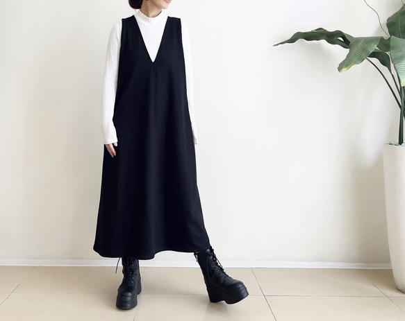 スウェット素材 　VカットAラインジャンパースカート（Black） 4枚目の画像