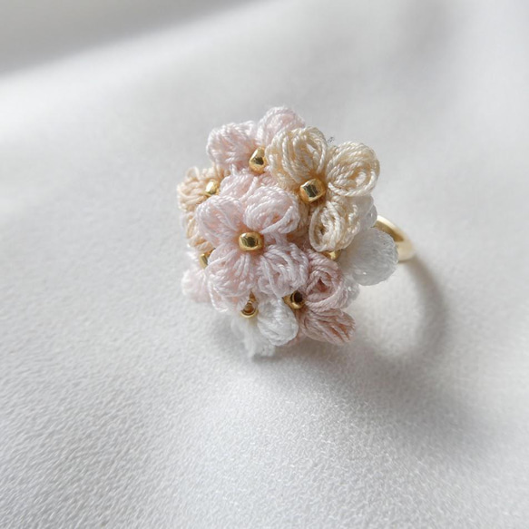 淡色ナチュラル〇レース編みの花ブーケの指輪 指輪・リング