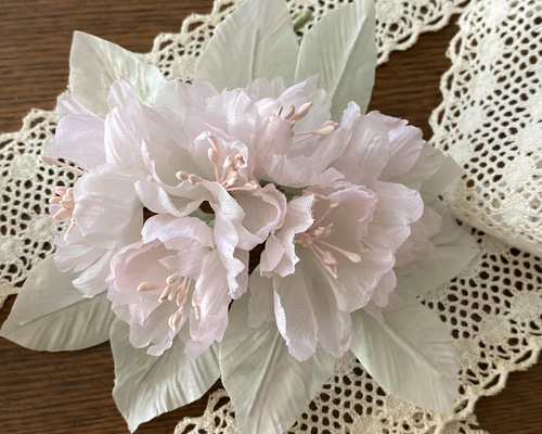 人気商品の中古品・新品・未使用品 コサージュ 布花 色付いた八重桜 Knubana コサージュ 染め花 アクセサリー