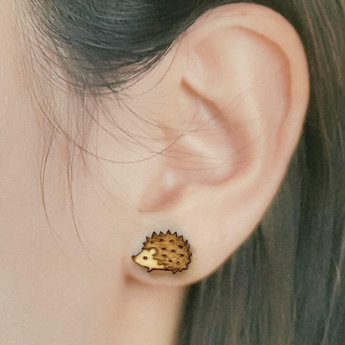 送料無料】木製ピアス ハリネズミ ピアス（スタッド・一粒