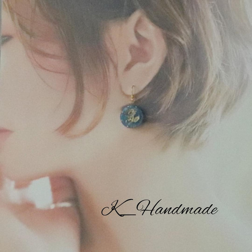 チェコガラスビーズ 雛菊のピアス ライトブルー ピアス（その他） k