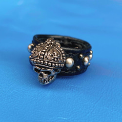 ★新作★メンズも着けられる大きめサイズLeather Ring（スカルパールスタッズ） 1枚目の画像