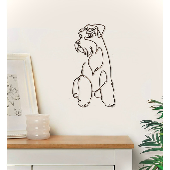 風船をもつシュナウザーのワイヤーアート◎まるで壁を飛んでいる
