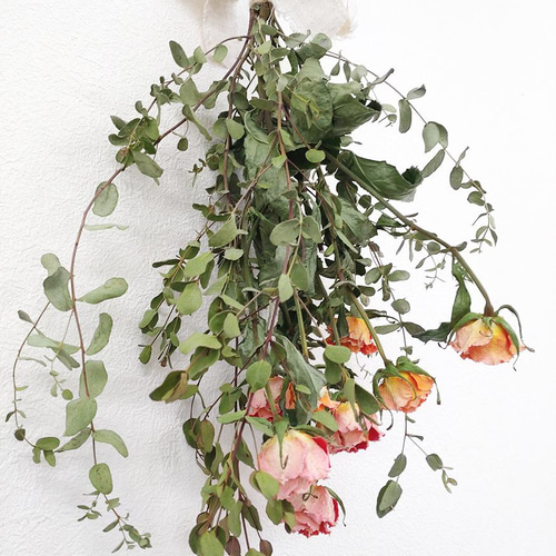 オレンジのバラとユーカリのドライフラワースワッグ ドライフラワー