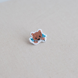 刺繍ピンズ【鮭をくわえた熊】 3枚目の画像