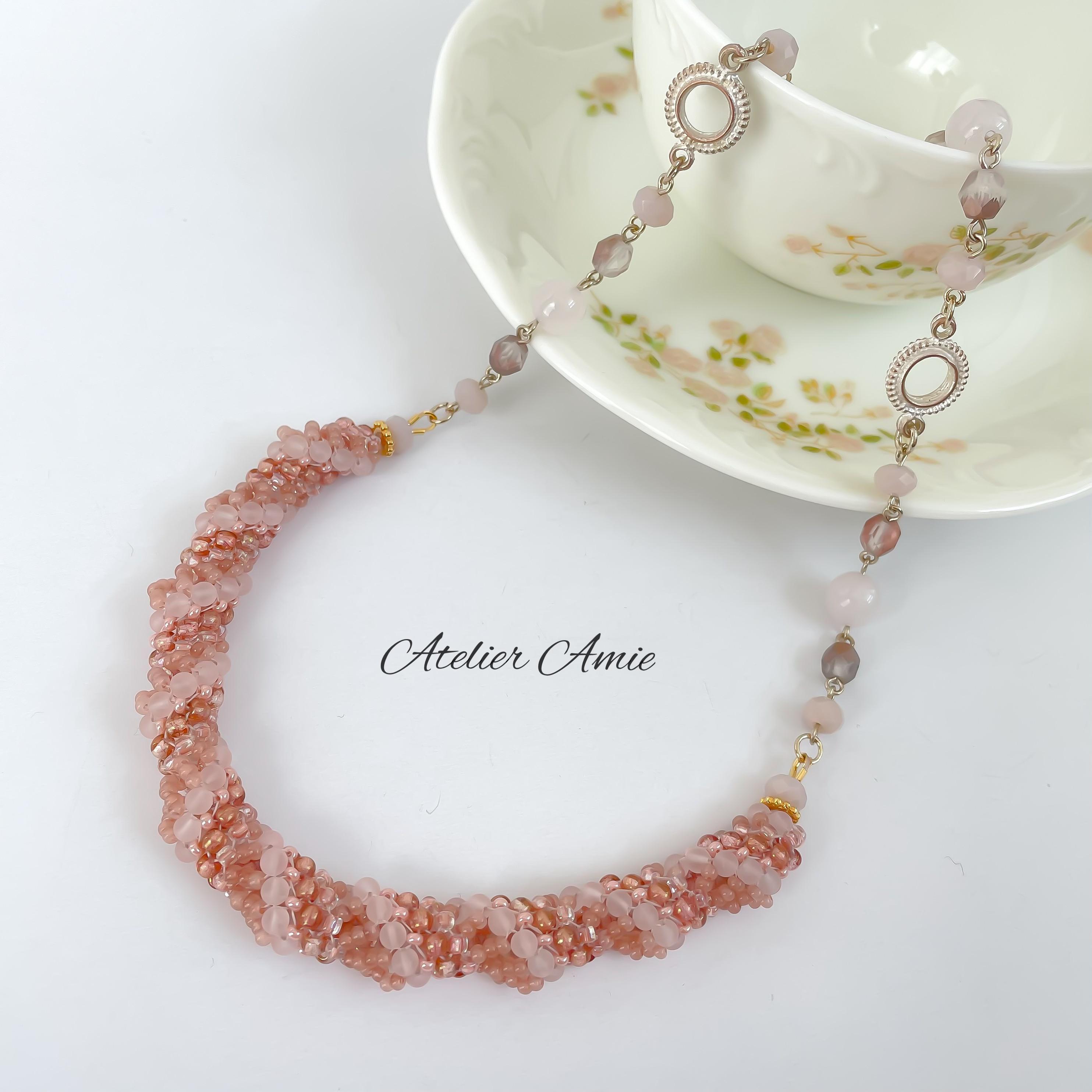【Atelier Amie】１点もの　アプリコットビーズステッチネックレス 天然石ローズクォーツ 1点もの
