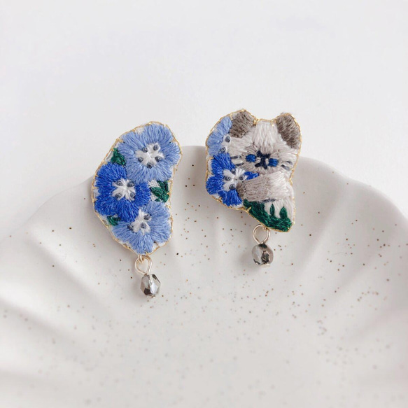 ネモフィラと猫の刺繍ピアス／イヤリング 8枚目の画像