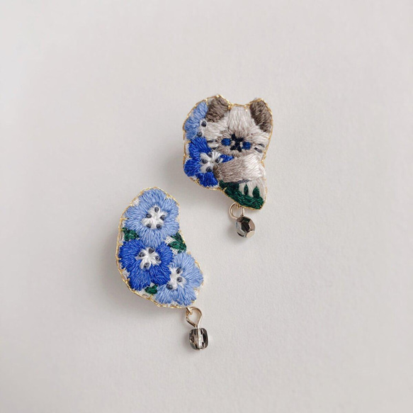 ネモフィラと猫の刺繍ピアス／イヤリング 7枚目の画像