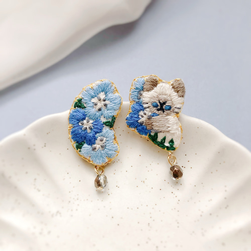 ネモフィラと猫の刺繍ピアス／イヤリング ピアス（スタッド・一粒） ち  