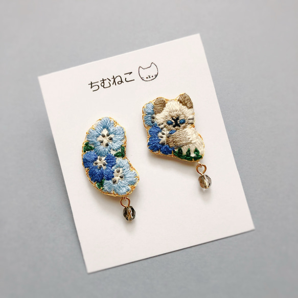 ネモフィラと猫の刺繍ピアス／イヤリング 2枚目の画像