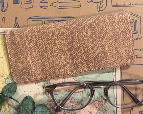 ミニマリスト メガネケース｜軽量ソフトケース｜光沢ベージュ メガネ