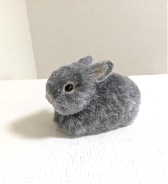 香箱座りのネザーランドドワーフ（うさぎ）グレー 植毛 羊毛フェルト