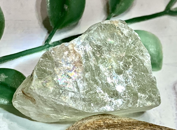 出産祝いなども豊富 受験御守り˚✧₊虹入り 原石 ラフストーン 蛍石 フローライト 置物