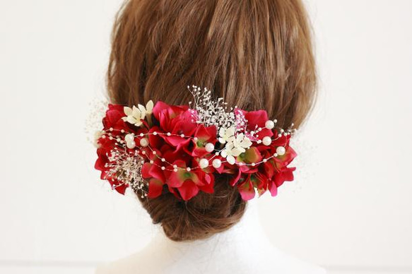 赤いあじさいとかすみ草、パールの髪飾り 2枚目の画像