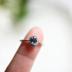 一顆吸引您所需和機會的寶石。倫敦藍色托帕石和氧化鋯戒指，一種尺寸適合所有人，十一月生日石 第7張的照片